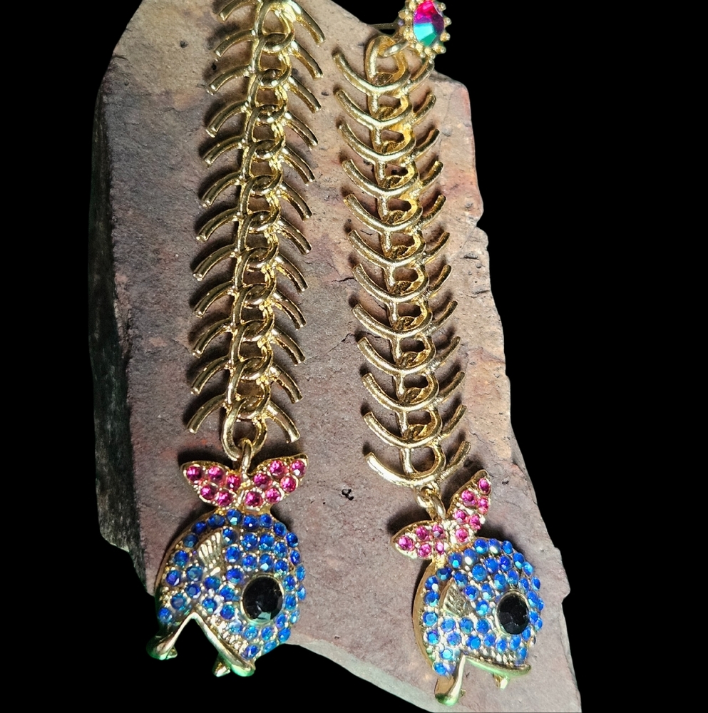 🐟Sparkly Fish Head Bone / Skeleton Pavé Stone Push-Back Drop Earrings - NWOT🐟